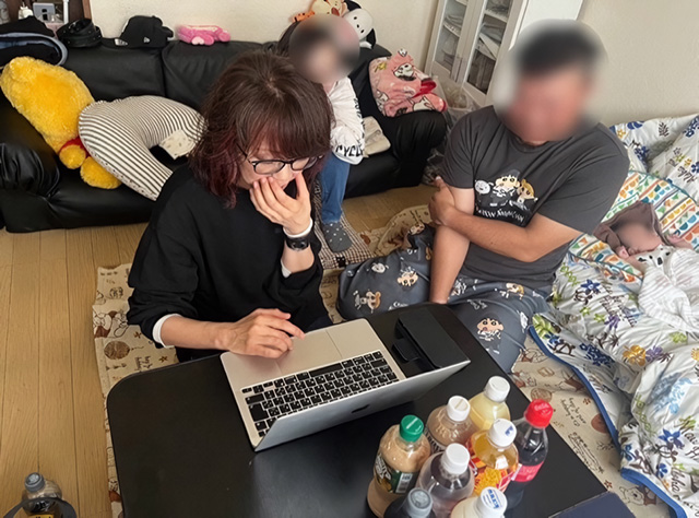 青年宅へ赴いての生活相談で金銭管理学習をしている様子