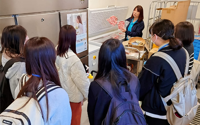 大学生たちのフードバンク見学時の様子