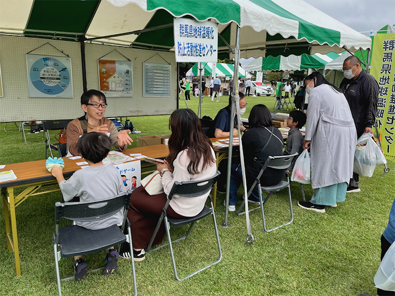 伊勢崎市の花と緑と環境フェア会場にてカードゲームで省エネルギー対策をPR