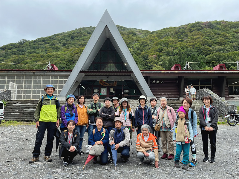 公共交通体験ツアーを実施。参加者とJR上越線土合駅前で記念撮影