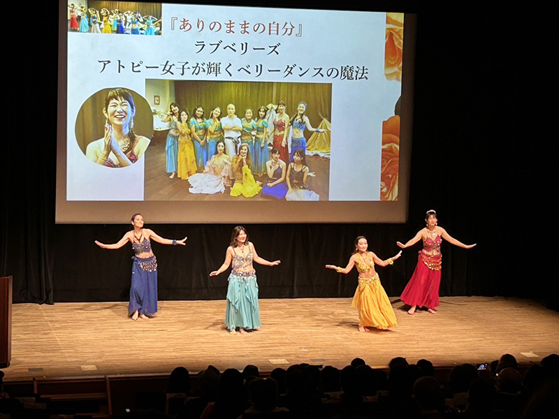 ベリーダンスの発表の様子