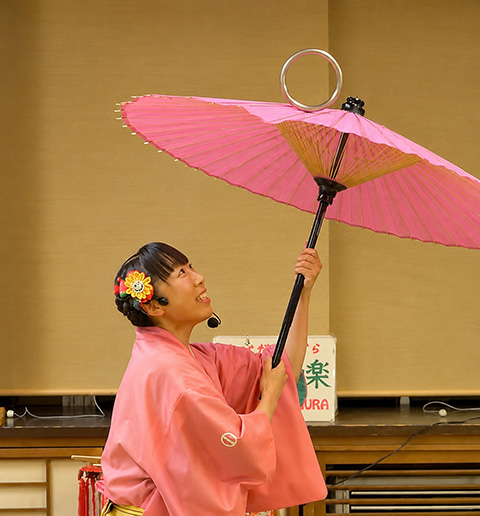 傘を使う伝統芸能太神楽の様子